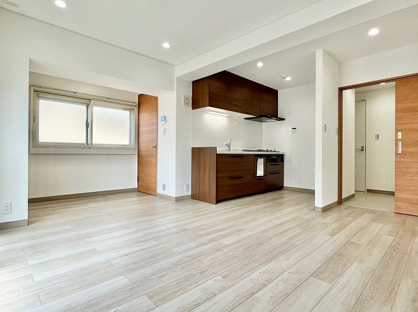 ローヤルハイツのざわ_明るいリビングダイニングキッチンの写真