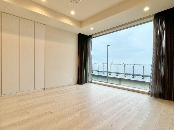 ブランズ二子玉川テラス_窓が大きなリビングダイニングキッチンの写真2