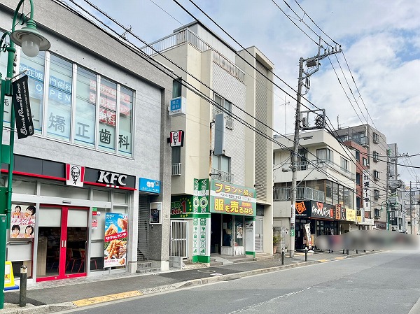 上野毛駅前の飲食店の様子