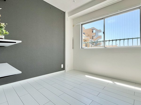 ハイライフ用賀_アクセントクロスのある洋室の写真
