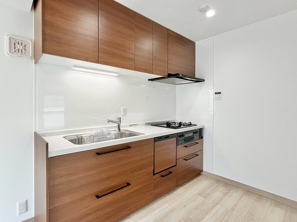 ローヤルハイツのざわ_木目調のキッチンの写真