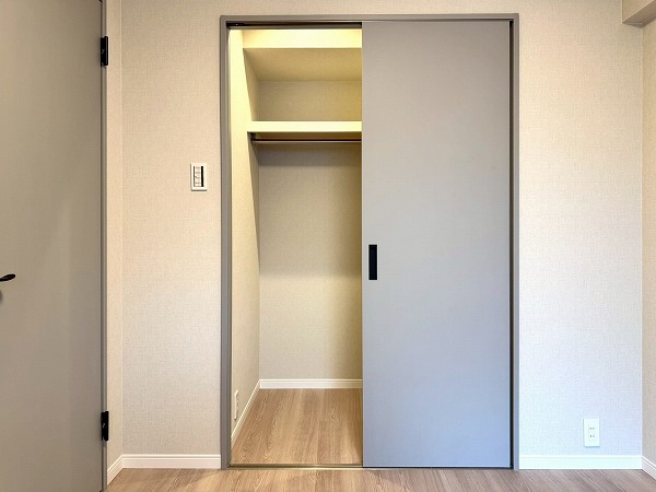 日商岩井芦花公園マンション_ウォークインクローゼット付きの洋室の写真1