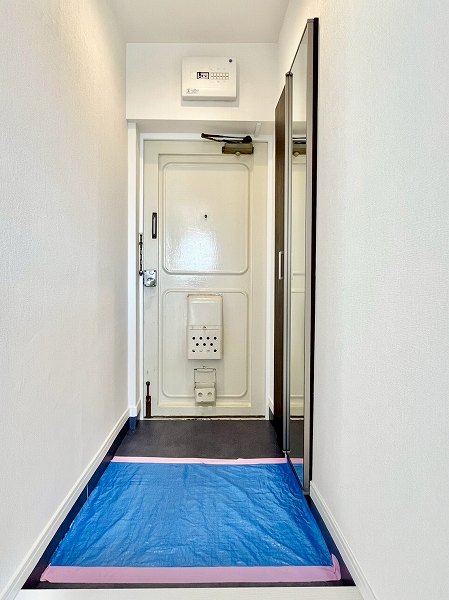 ハイライフ用賀_ホワイト基調の玄関の写真