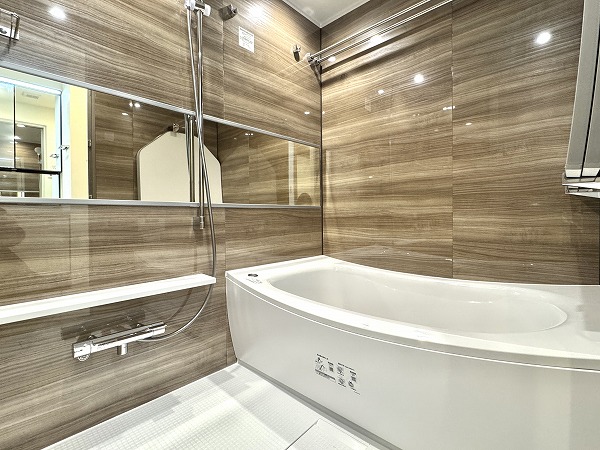 リビオ目黒リバーサウス_木目調のバスルームの写真