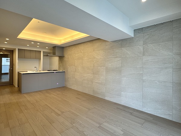 リビオ目黒リバーサウス_アクセントタイルが素敵なLDKの写真