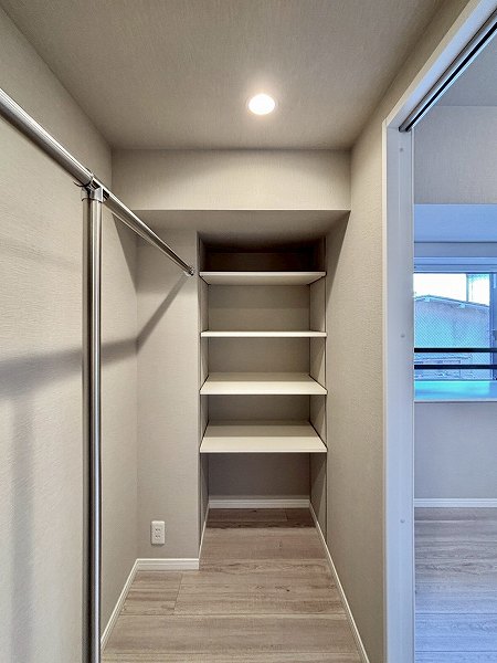 ライオンズマンション広尾南_大きなウォークインクローゼットの写真