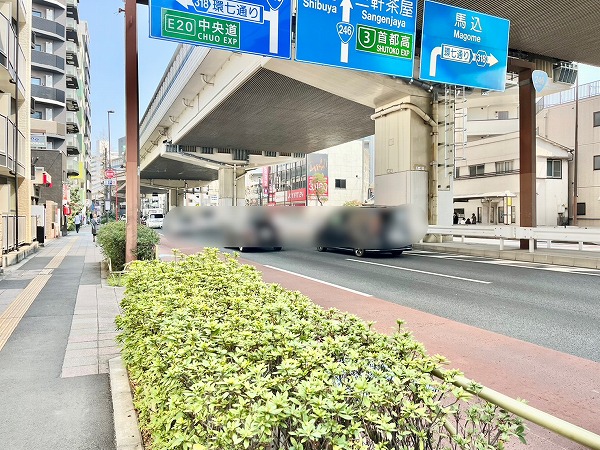 駒沢大学駅前の様子