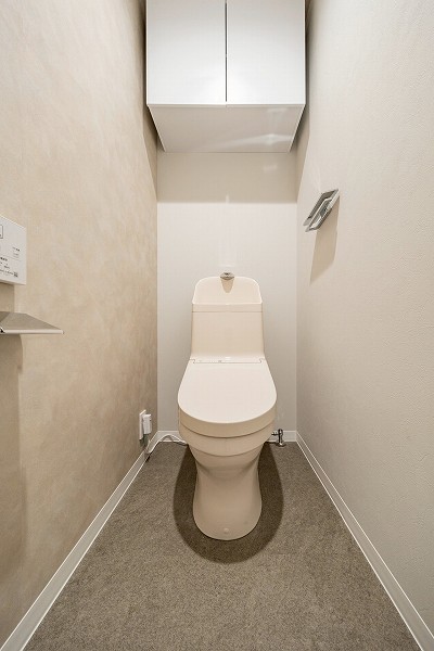 朝日白金台マンション_白を基調としたトイレの写真