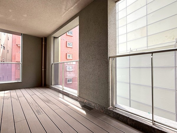 ロイヤルシーズン六本木_西向きのバルコニーの写真