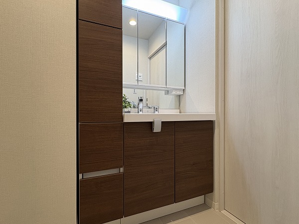 五反田ダイヤモンドマンション_3面鏡洗面化粧台の写真