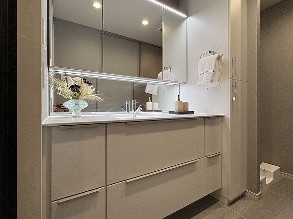 ル・サンク大崎シティタワー_3面鏡洗面化粧台の写真1