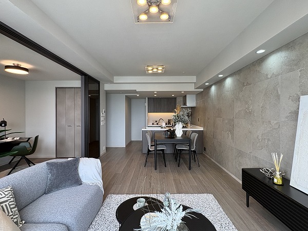 ル・サンク大崎シティタワー_約5.4帖の洋室とリビングダイニングキッチンの写真3