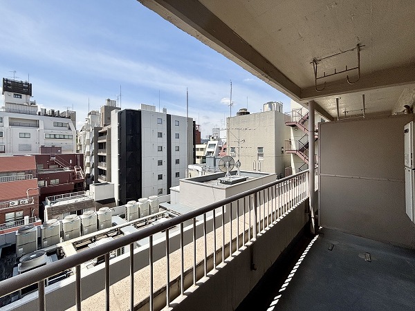 ニューローレルマンション_南向きのバルコニーの写真