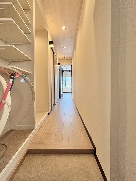 コーポ麹町_リノベーション済みの玄関の写真