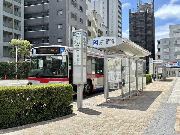 駅前のバスターミナル