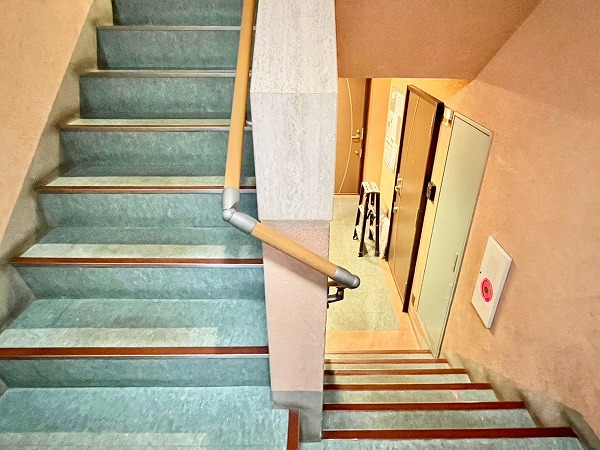 ビバリーホームズ西小山　内階段