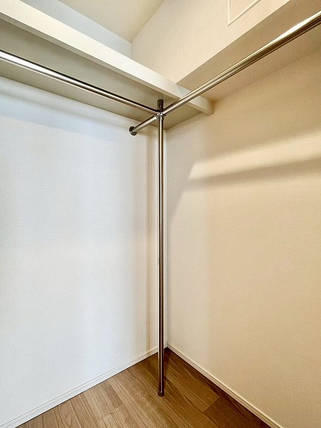 ピアース自由が丘レジデンス_洋室のウォークインクローゼットの写真2