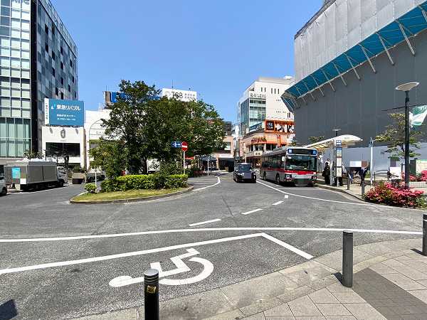 駅前バスロータリー