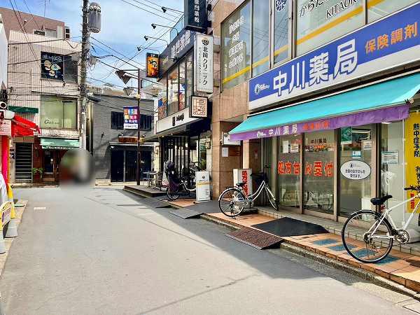 『ワコーレ三軒茶屋』裏の路地の様子