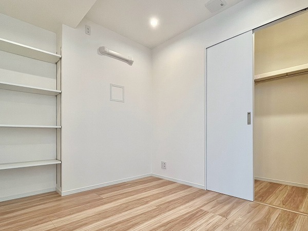 グランドメゾン三軒茶屋の杜_木目調の洋室の写真