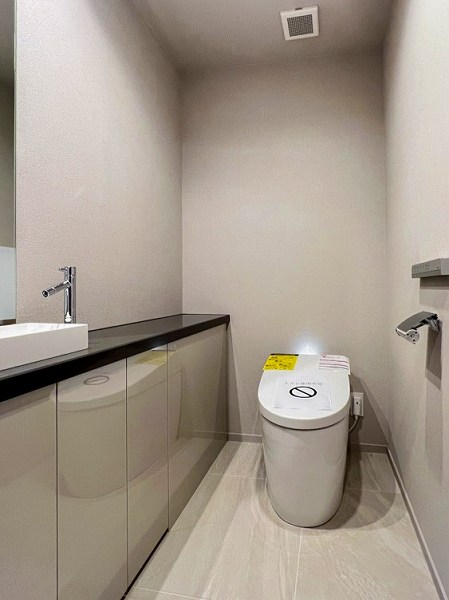 目黒諏訪山パークハウス_手洗い場がついているトイレの写真