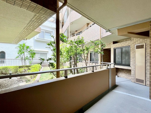 ソフィア学芸大学　外廊下