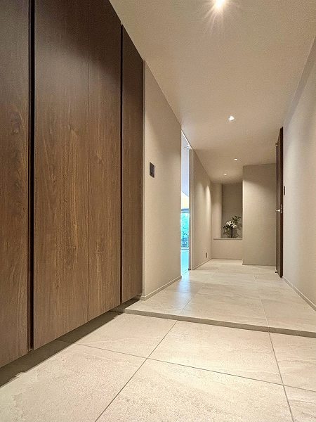 代々木上原マンション_上品な玄関の写真