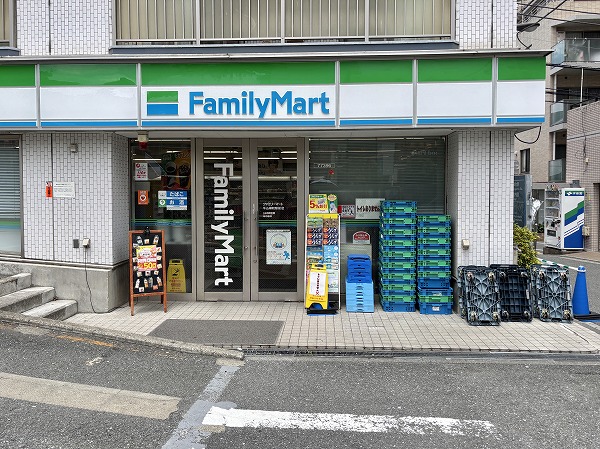 ファミリーマート 牛込柳町駅前店