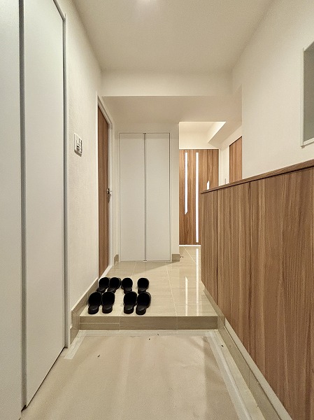 朝日マンション駒場_清潔感のある玄関の写真