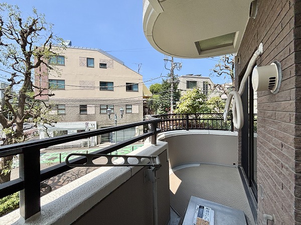朝日マンション駒場_南向きのバルコニーの写真