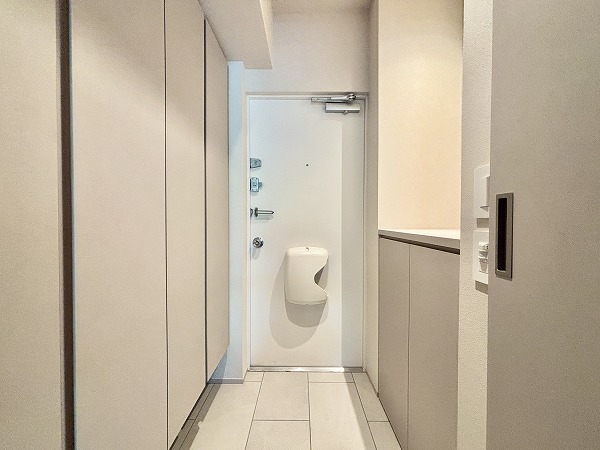 シャトー東洋_明るい雰囲気の玄関の写真