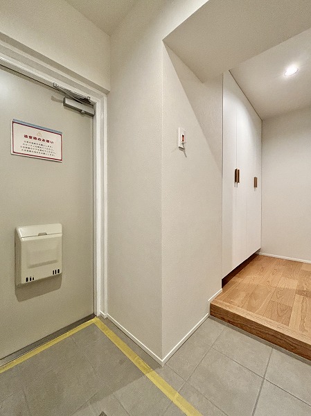 シャンボール新宿御苑前_リノベーション済みの玄関の写真2