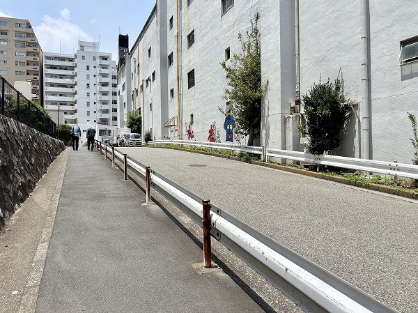 戸山ハイツ27号棟までの道