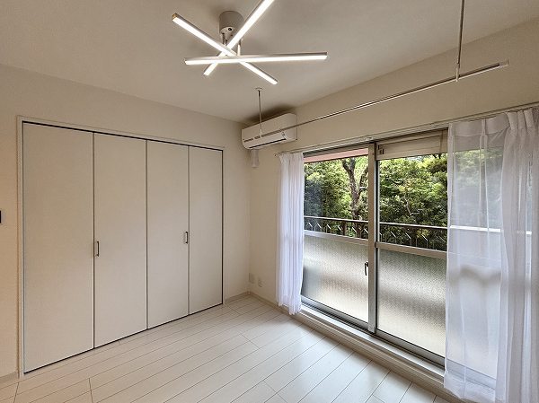 第22宮庭マンション_収納豊富な洋室の写真