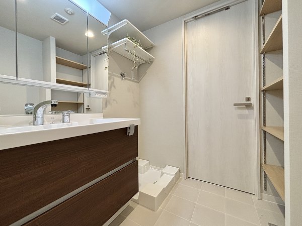 イニシアイオ杉並和泉_収納が多いパウダールームの写真