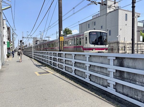 線路沿いの道