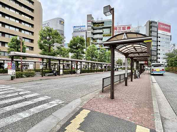 駅前のバスターミナル