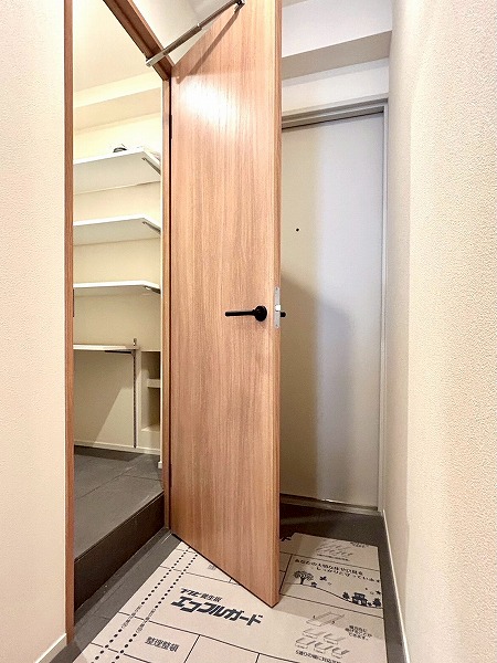 代々木ハイライズ_シューズインクローゼットの付いた玄関の写真