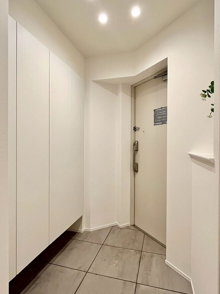 サンクタス三軒茶屋タイムズヴィレッジ_ホワイト基調の玄関の写真