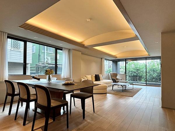 代々木上原マンション_広々としたリビングダイニングキッチンの写真