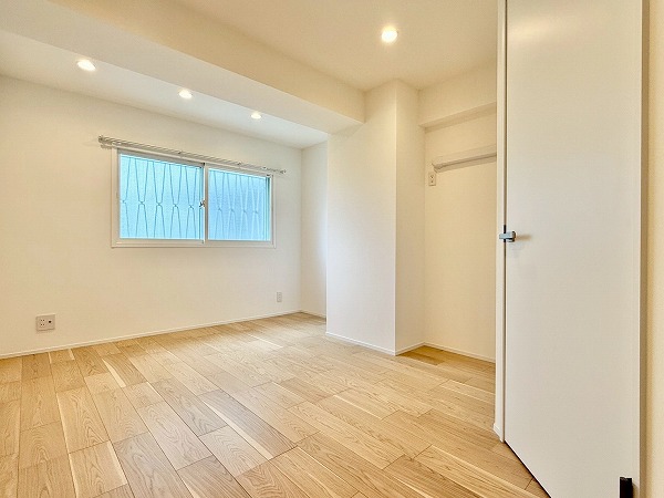マンション雅叙苑5号棟_南向きの洋室の写真