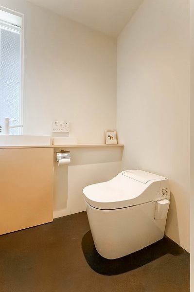 小田急コアロード広尾_手洗い場がついているトイレの写真