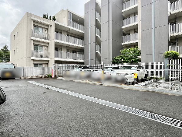 リストレジデンス桜新町 駐車場