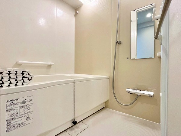 ワコーレ三軒茶屋_ベージュ調のバスルームの写真1