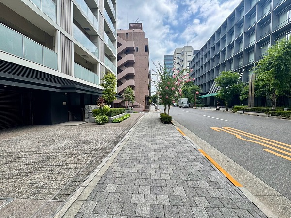 マンション前面道路