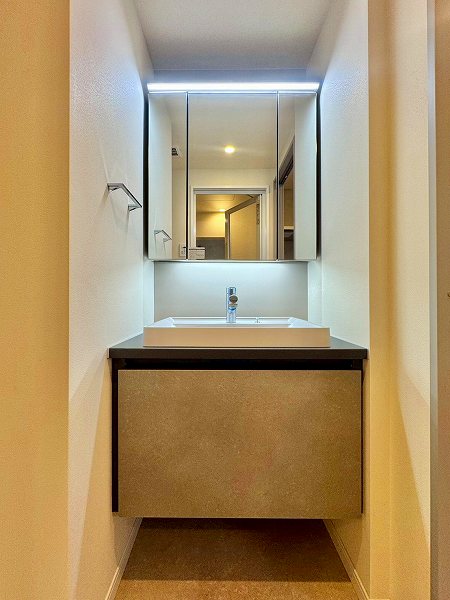 朝日中目黒マンション_使いやすそうな洗面化粧台の写真1