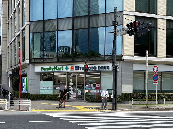 ファミリーマート ミヤモトドラッグ御成門店