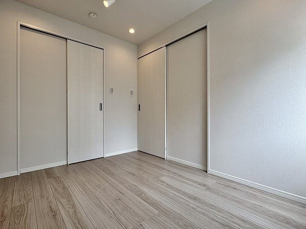 秀和第2高輪レジデンス_収納付きの洋室の写真