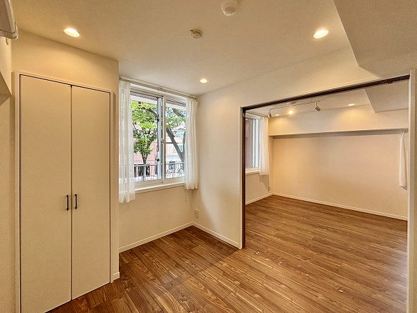 シャンピア北沢_収納豊富な洋室の写真4