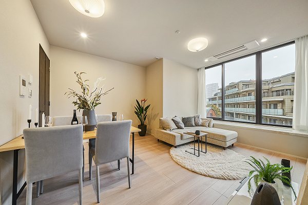グランスイート麻布台ヒルトップタワー_広々としたリビングダイニングキッチンの写真